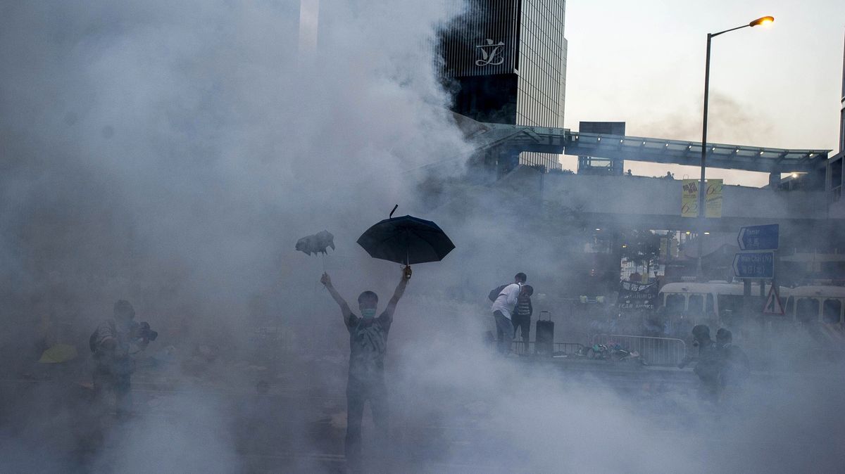 Nový rok v Hongkongu začal dramaticky. Slzným plynem a zápalnými bombami